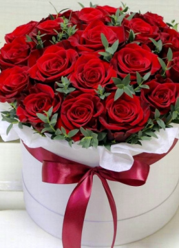 Коробка С Розами И Зелень 